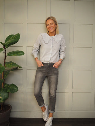 Rui Mid Rise Jeans with Button Fly and Stretch - Grey