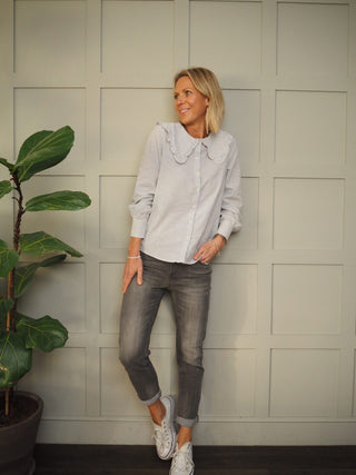 Rui Mid Rise Jeans with Button Fly and Stretch - Grey