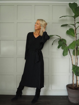 Byjanse V Neck Pleated Maxi Dress with Long Sleeves and Belt by BYoung - Black