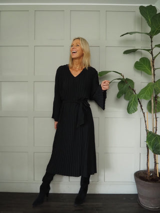 Byjanse V Neck Pleated Maxi Dress with Long Sleeves and Belt by BYoung - Black