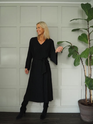 Byjanse V Neck Pleated Maxi Dress with Long Sleeves and Belt by BYoung - Black