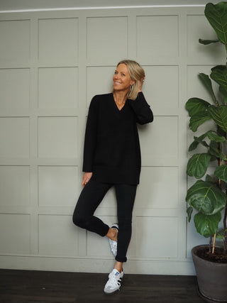 Rachelle V-Neck Relaxed Jumper by Moss Copenhagen - Black