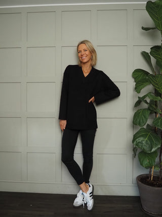 Rachelle V-Neck Relaxed Jumper by Moss Copenhagen - Black